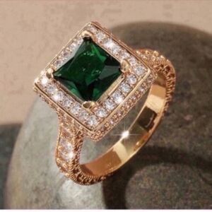Luxurious Gold Ring with Emerald Green Stone